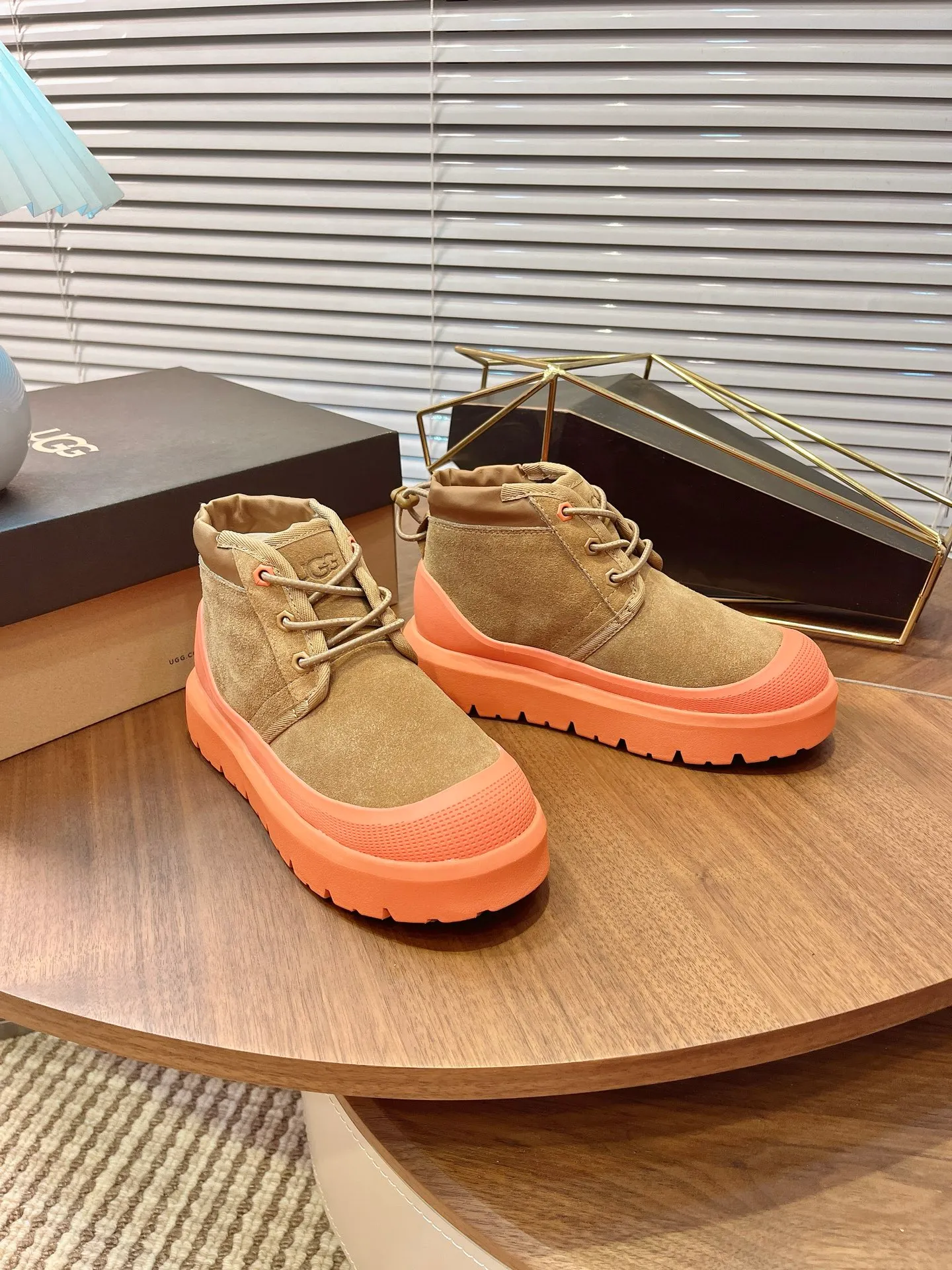 【UGG】 P: 560💰 Couple shoes Size: Women’s size 35-40 / Men’s size 40-44 UGG Tasman Weather Hybrid slip-on snow boots👢 Wang Yibo's same style 👏 adds a large orange sole to the classic Tasman shoe style, functional color contrast design, environmentally friendly waterproof and snowproof material, which has both fashionable and functional attributes. At the same time, it is paired with the new UGG furry shoes Keen's furry color-blocking jacket. Bright orange and maroon collide to create a new light outdoor style and open up a new travel experience in early autumn! Using the best materials, the 17mm fur integrated surface is warmer and breathable, and the outsole is upgraded to a lightweight and wear-resistant light wing technology outsole!